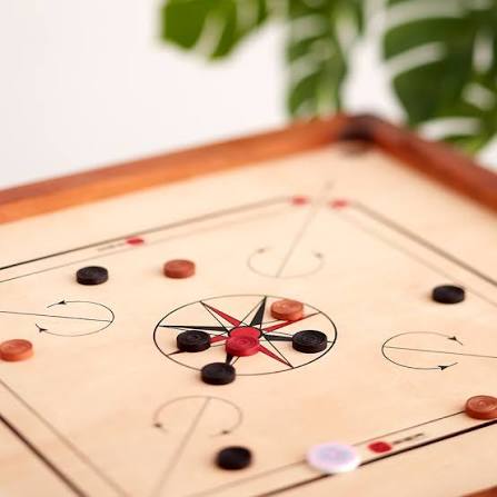 Close up of Carrom board layout and wooden pieces